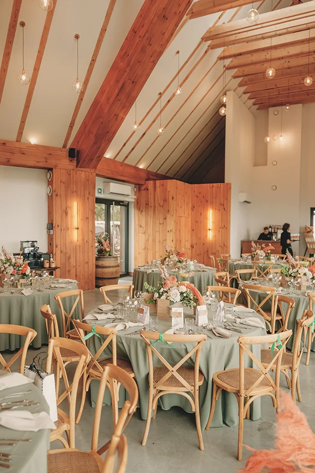 Plener ślubny w Winnicy, Ślub kościelny w plenerze, Winnica Jura, sala weselna, kamerzysta, fotograf, Kraków