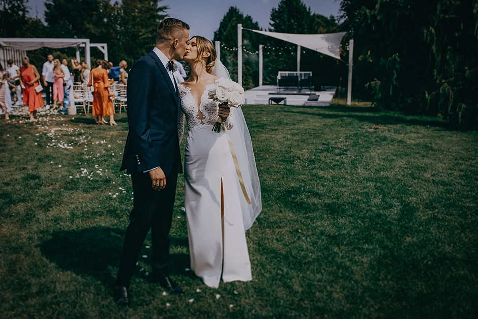 Ślub w plenerze Kraków, ślub humanistyczny Kraków, fotograf ślubny Kraków, wesele Ogród Brzoskwinia, sala weselna małopolskie, plener ślubny Morskie Oko, plener ślubny w górach, Crystal Palace, Sala Weselna Tiffany,  Pałac Goetz, Pałac pod Baranami, Dwór Sieraków, Stara zajezdnia Kraków, Cztery Kadry, Malachite Meadow, Marcin Orzolek
