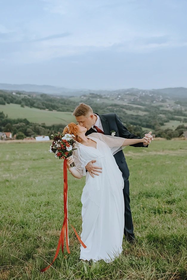 Sala weselna Istebna, Kościół Podwyższenia Krzyża Świętego, Wesele Po Zbóju, Plener ślubny Istebna, fotograf na ślub Istebna, wesele Dwór Kukuczka Restauracja, wesele Halniakowy Dwór, wesele Karczma Olza, wesele Złoty Groń, wesele Kompleks Zagroń, fotograf Studio Beskid, fotograf Natalia Pilch, fotograf Bartłomiej Zając, sala weselna Cieszyn, fotograf ślub Cieszyn