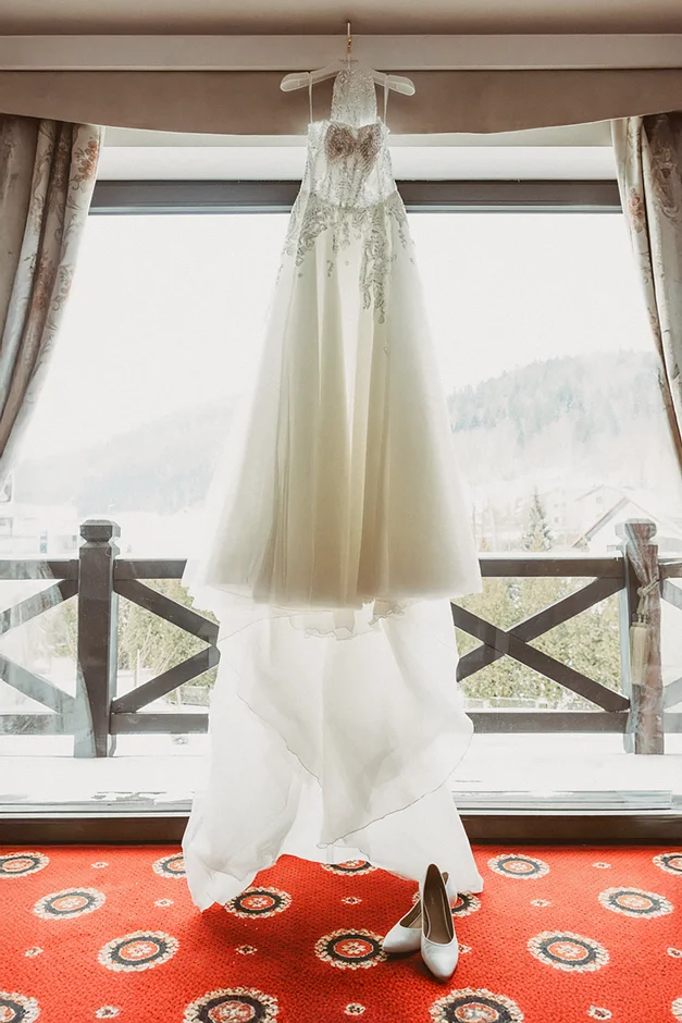 Sala weselna "Romeo i Julia" w Szczyrku to idealne miejsce na romantyczne przyjęcie w klimacie włoskiej winnicy. Połączenie rustykalnego wystroju, górskich widoków i ciepłej atmosfery tworzy wyjątkową scenerię dla niezapomnianego wesela w stylu toskańskim.