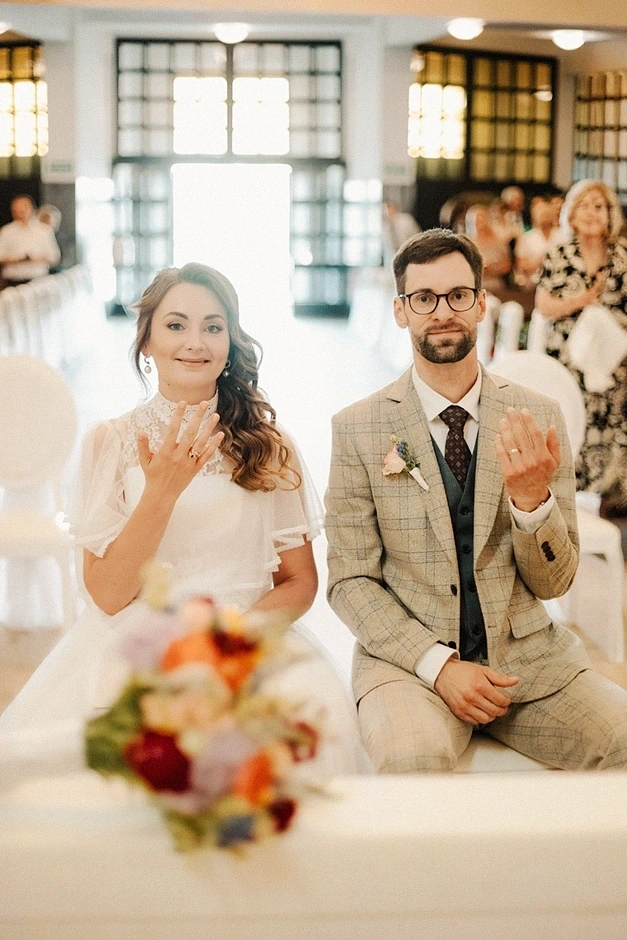 Zdjęcie grupowe gości weselnych przed kościołem – Grupa gości z Parą Młodą po ceremonii ślubnej, wykonane przed Kościołem pw. św. Barbary w Jaworznie.
