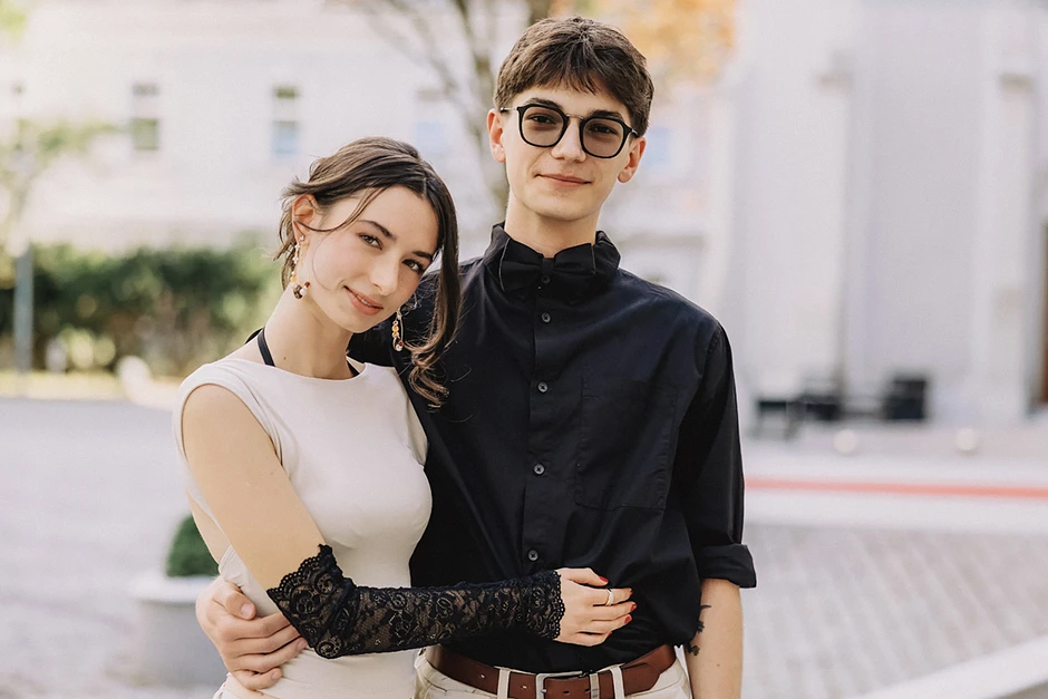 Fotoreportaż z urodzin, fotograf na urodziny. Sala balowa w Zamku Lubliniec udekorowana balonami i kwiatami, goście bawią się przy muzyce.a