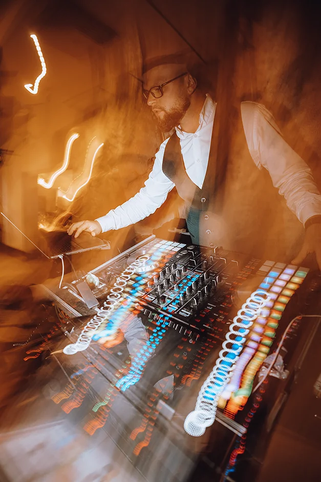 Fotografia ślubna przedstawiająca naturalne emocje i detale z dnia ślubu