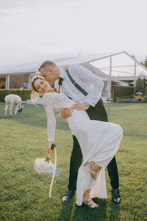 Sesja ślubna w dniu wesela, fotograf małopolskie, pomysł na sesje ślubną, sesja ślubna z lamami, Brzoskwinia Ogród, fotograf ślubny Kraków