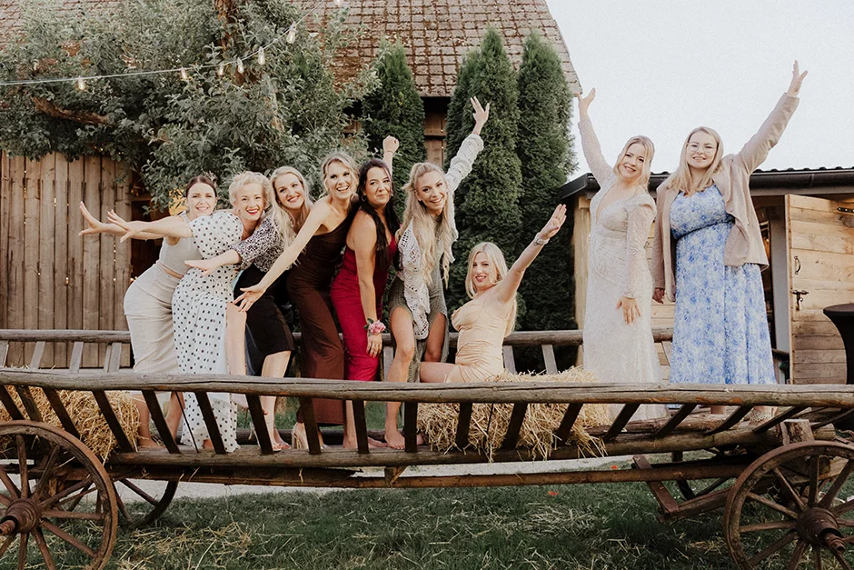 Fotograf Kraków, reportaż ślubny z sali weselnej w Małopolsce, styl rustykalny, kamerzysta, wedding content creator Kraków