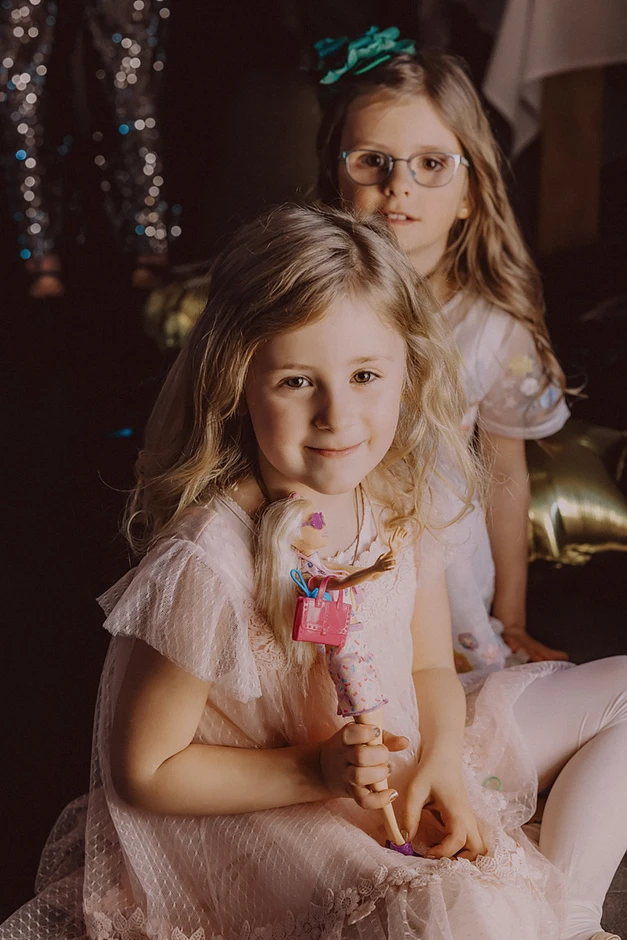 Fotoreportaż z urodzin, fotograf na urodziny. Sala balowa w Zamku Lubliniec udekorowana balonami i kwiatami, goście bawią się przy muzyce.a