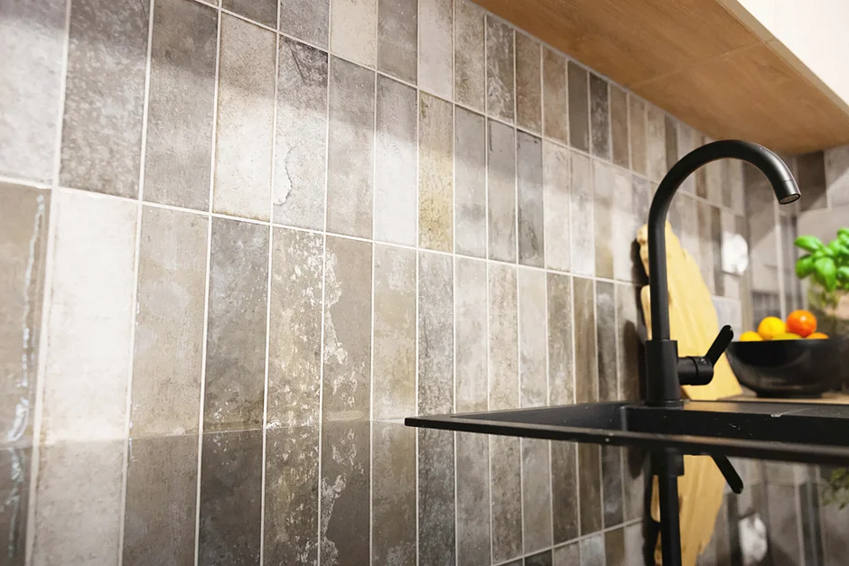 Nie musisz mieć apartamentu z katalogu, żeby pokazać swoje wnętrze z najlepszej strony. Czasem wystarczy dobre oko, światło i chwila cierpliwości. Takie zdjęcia nie tylko przyciągają uwagę – one sprawiają, że ktoś zaczyna wyobrażać sobie swoje życie właśnie tu.