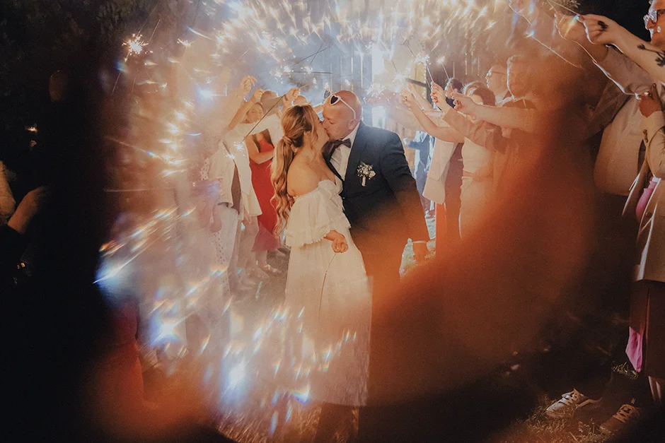 Fotograf Kraków, reportaż ślubny z sali weselnej w Małopolsce, styl rustykalny, kamerzysta, wedding content creator Kraków