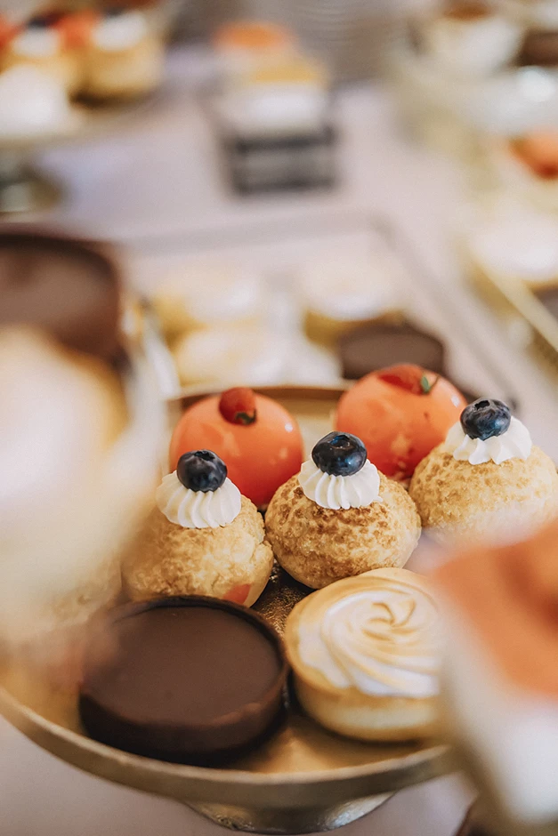 Fotoreportaż z urodzin, fotograf na urodziny. Sala balowa w Zamku Lubliniec udekorowana balonami i kwiatami, goście bawią się przy muzyce.a