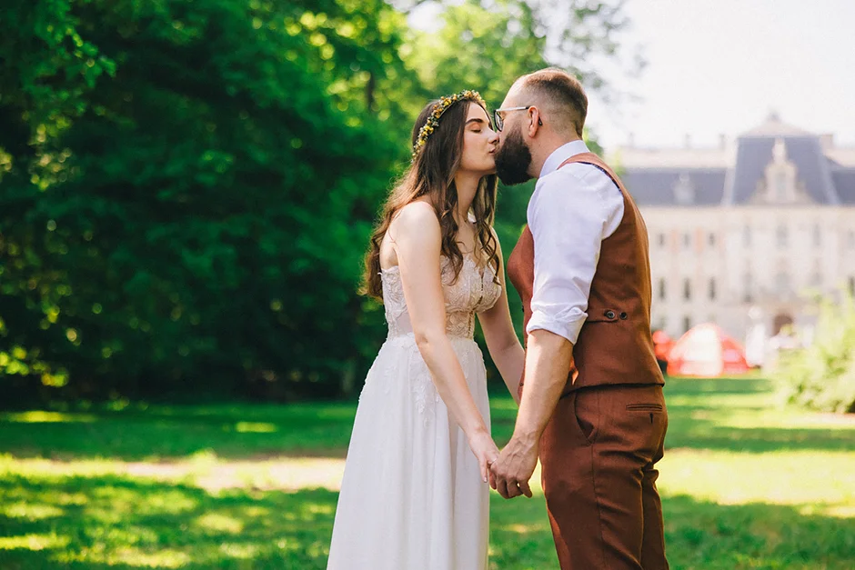 Sesja ślubna, sesja Pszczyna, fotograf ślubny, kamerzysta na wesele, dj na wesele, pozy dla pary, fotograf na wesele, park w Pszczynie, sesja w lesie, sesja w parku, sala weselna Pszczyna