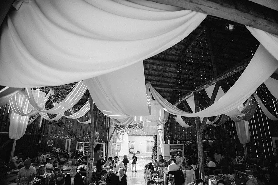 Fotograf Kraków, reportaż ślubny z sali weselnej w Małopolsce, styl rustykalny, kamerzysta, wedding content creator Kraków