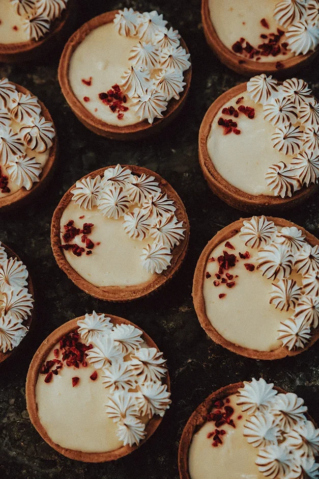 Słodki stół – wyjątkowe słodkości na weselu