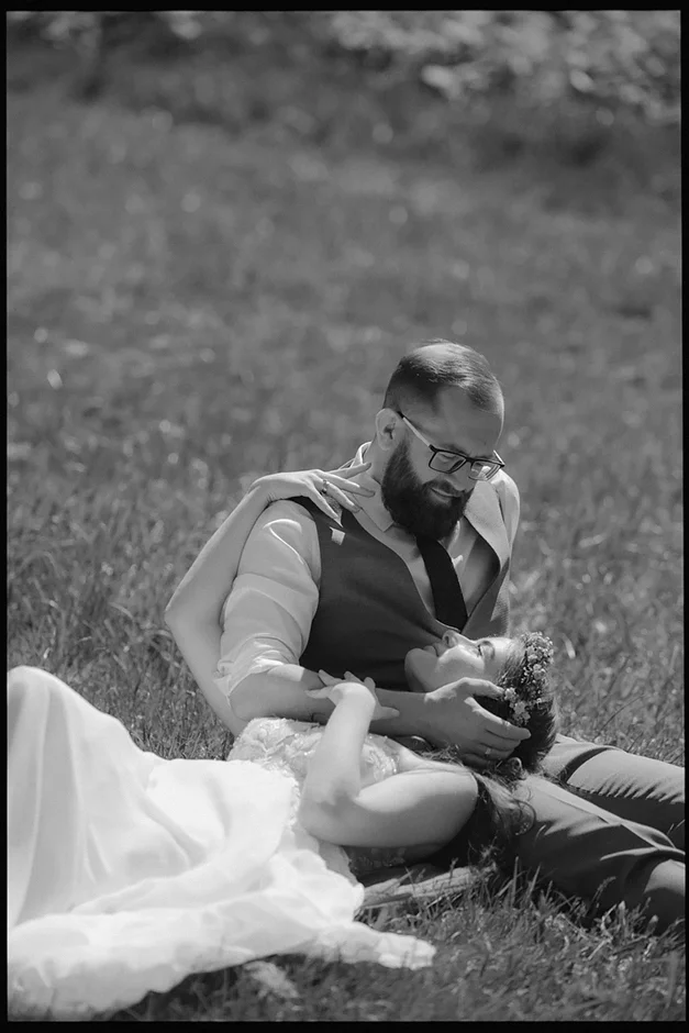 Sesja ślubna, sesja Pszczyna, fotograf ślubny, kamerzysta na wesele, dj na wesele, pozy dla pary, fotograf na wesele, park w Pszczynie, sesja w lesie, sesja w parku, sala weselna Pszczyna