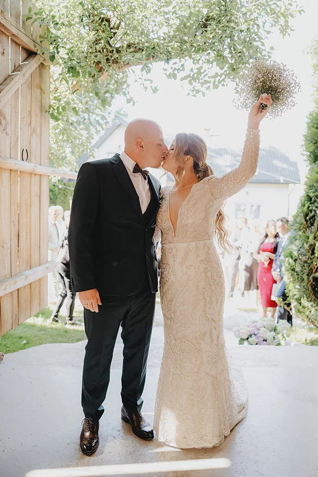 Fotograf Kraków, reportaż ślubny z sali weselnej w Małopolsce, styl rustykalny, kamerzysta, wedding content creator Kraków