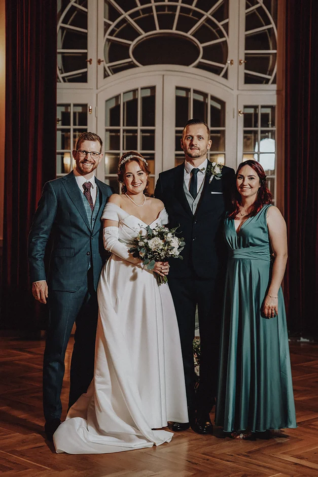 Pozowane zdjęcia z gośćmi – chwile pełne uśmiechów i radości