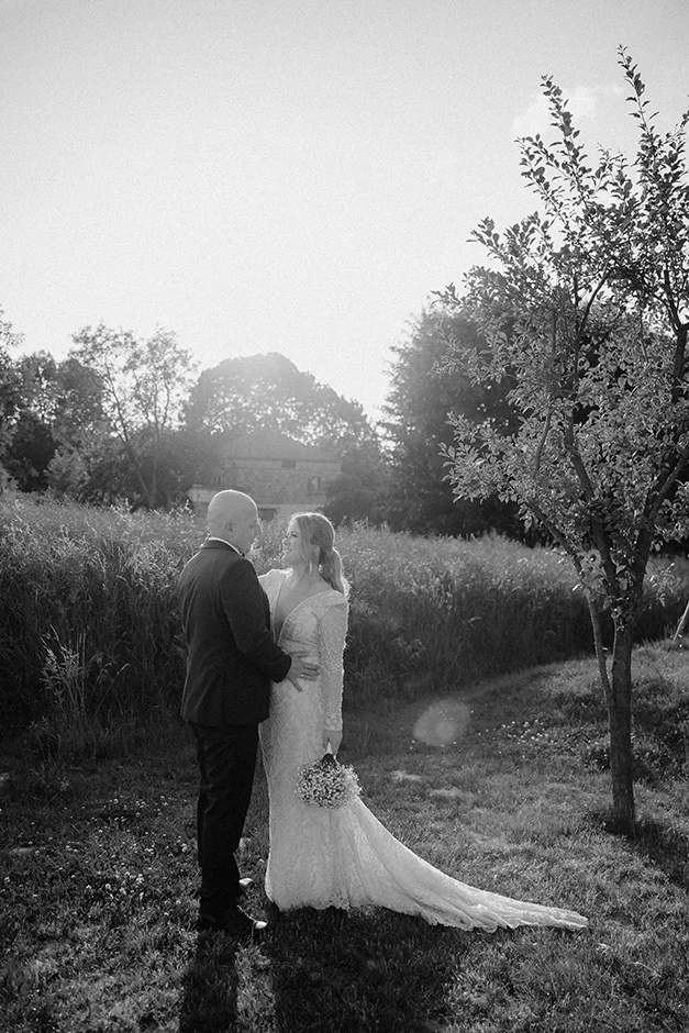 Fotograf Kraków, reportaż ślubny z sali weselnej w Małopolsce, styl rustykalny, kamerzysta, wedding content creator Kraków