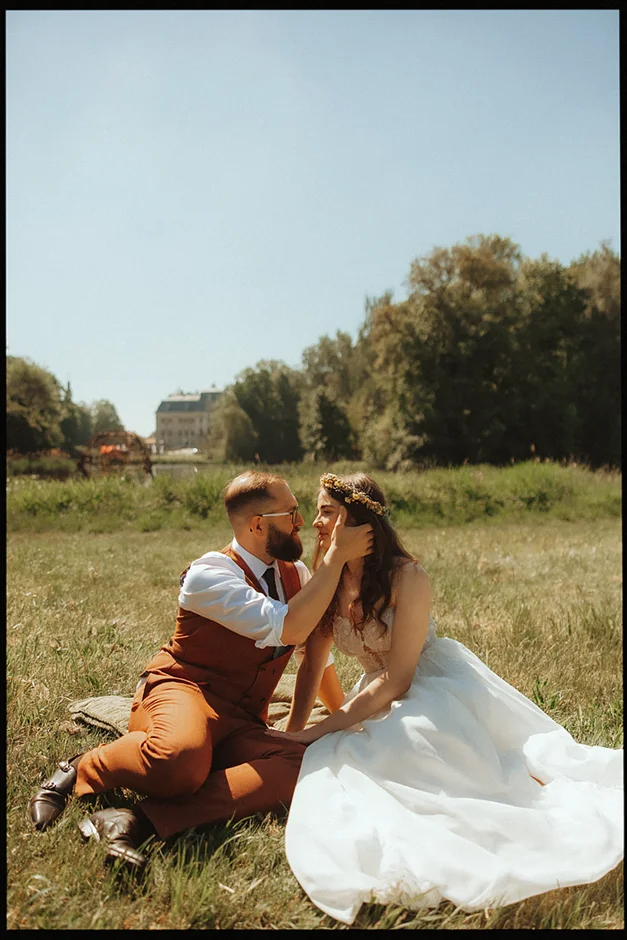 Sesja ślubna, sesja Pszczyna, fotograf ślubny, kamerzysta na wesele, dj na wesele, pozy dla pary, fotograf na wesele, park w Pszczynie, sesja w lesie, sesja w parku, sala weselna Pszczyna