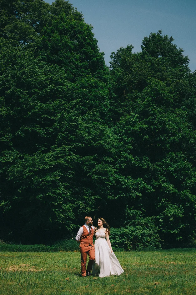 Sesja ślubna, sesja Pszczyna, fotograf ślubny, kamerzysta na wesele, dj na wesele, pozy dla pary, fotograf na wesele, park w Pszczynie, sesja w lesie, sesja w parku, sala weselna Pszczyna