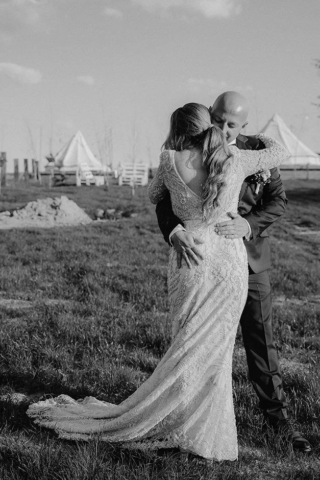 Fotograf Kraków, reportaż ślubny z sali weselnej w Małopolsce, styl rustykalny, kamerzysta, wedding content creator Kraków