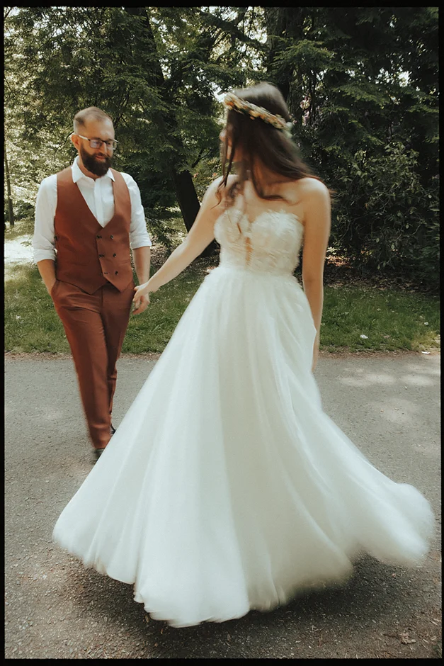 Sesja ślubna, sesja Pszczyna, fotograf ślubny, kamerzysta na wesele, dj na wesele, pozy dla pary, fotograf na wesele, park w Pszczynie, sesja w lesie, sesja w parku, sala weselna Pszczyna