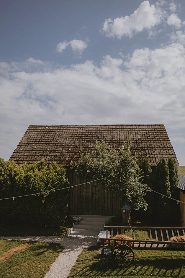 Fotograf Kraków, reportaż ślubny z sali weselnej w Małopolsce, styl rustykalny, kamerzysta, wedding content creator Kraków