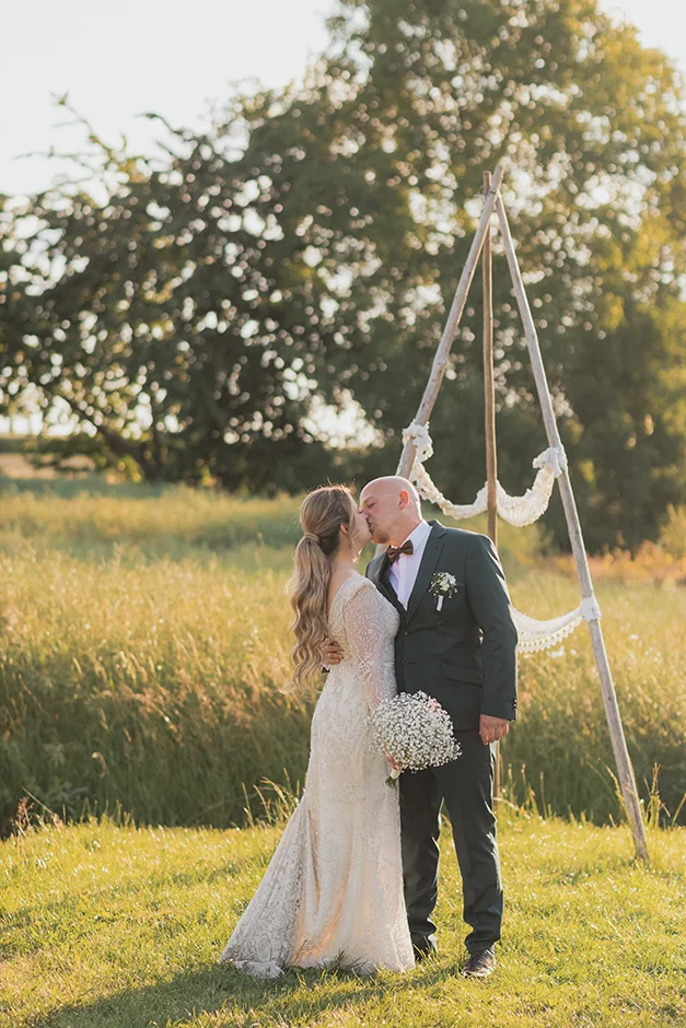 Fotograf Kraków, reportaż ślubny z sali weselnej w Małopolsce, styl rustykalny, kamerzysta, wedding content creator Kraków