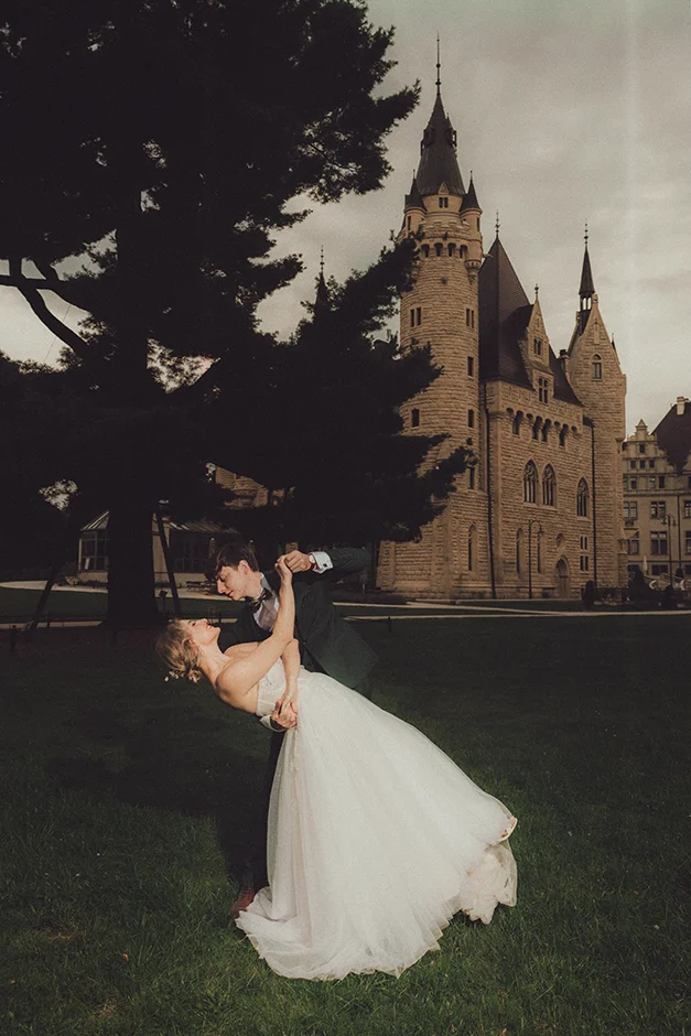 Sesja poślubna w parku