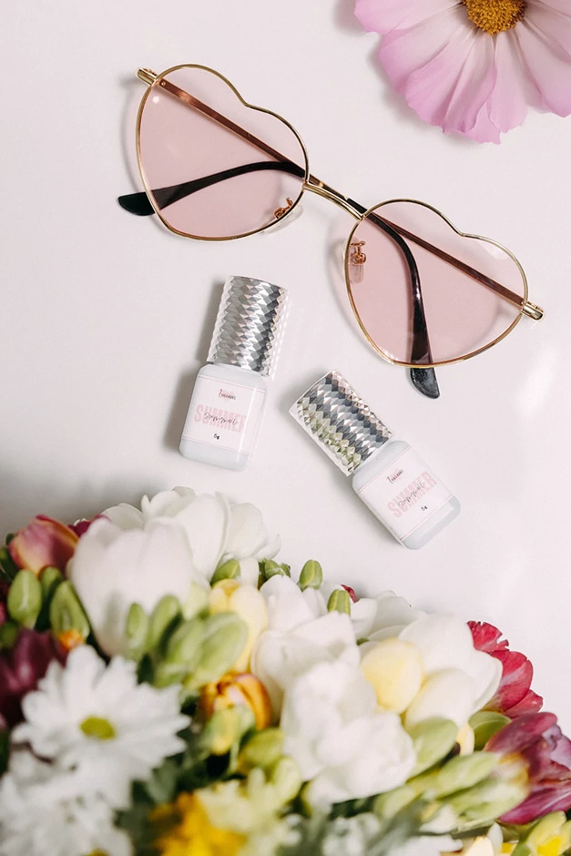 Profesjonalna sesja wizerunkowa połączona z produktową to najlepszy sposób, by pokazać Twoje produkty w najlepszym świetle. Dzięki mobilnemu studio możesz uzyskać świetne zdjęcia bez wychodzenia z salonu! 