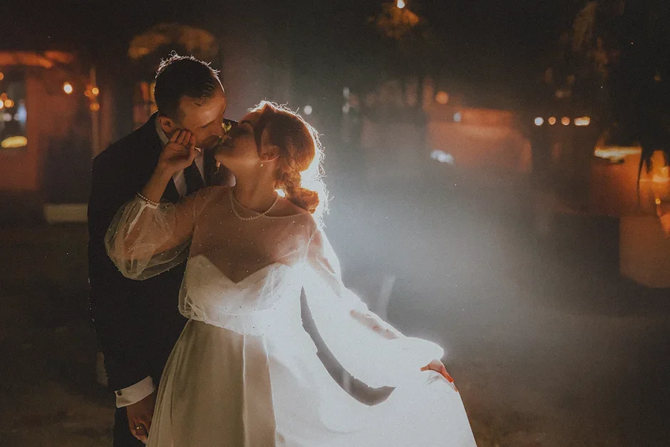 Nocna sesja zdjęciowa – romantyczne ujęcia przy świetle księżyca