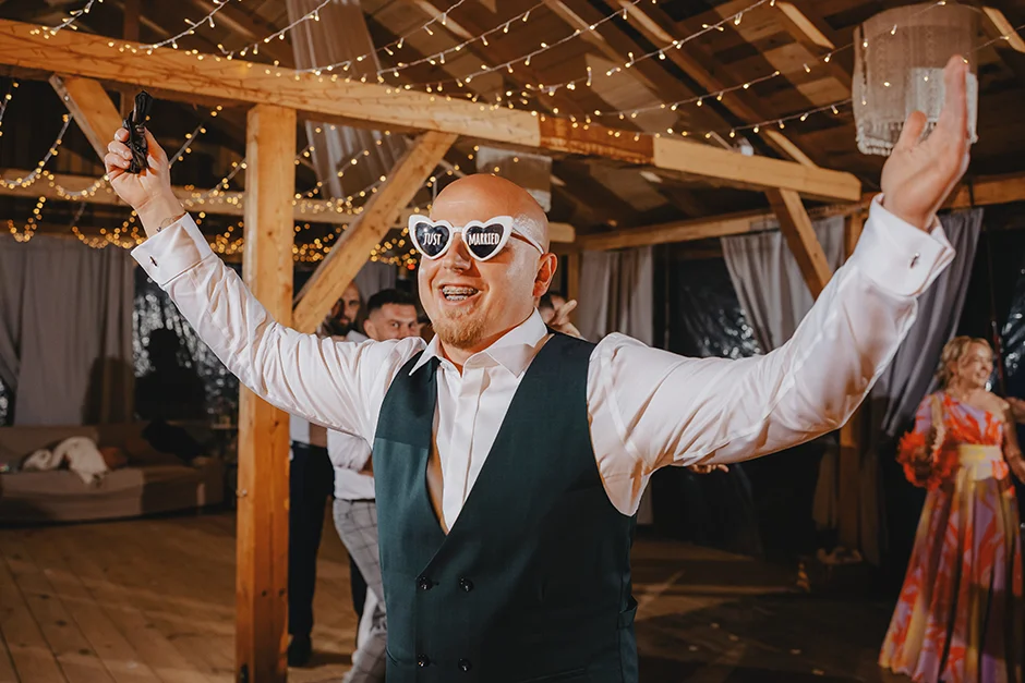 Fotograf Kraków, reportaż ślubny z sali weselnej w Małopolsce, styl rustykalny, kamerzysta, wedding content creator Kraków