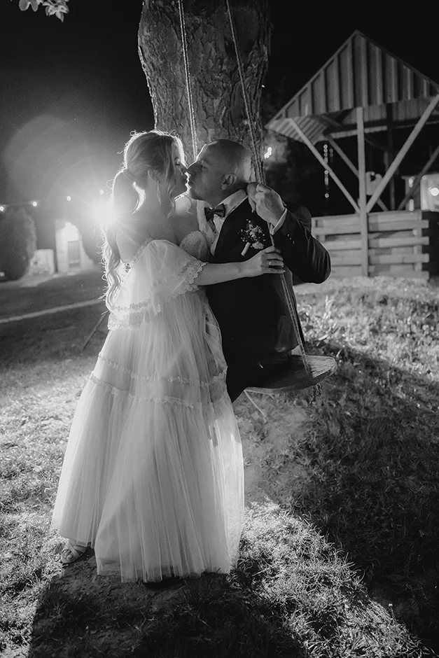 Fotograf Kraków, reportaż ślubny z sali weselnej w Małopolsce, styl rustykalny, kamerzysta, wedding content creator Kraków