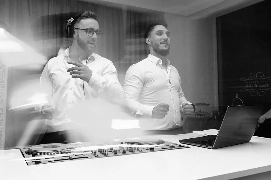 Sala weselna "Romeo i Julia" w Szczyrku to idealne miejsce na romantyczne przyjęcie w klimacie włoskiej winnicy. Połączenie rustykalnego wystroju, górskich widoków i ciepłej atmosfery tworzy wyjątkową scenerię dla niezapomnianego wesela w stylu toskańskim.