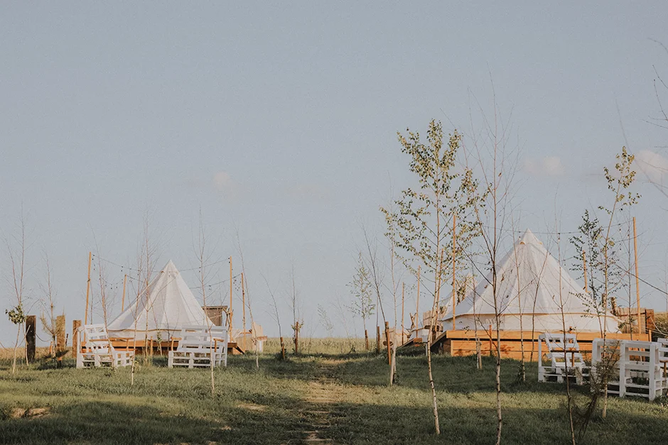 Fotograf Kraków, reportaż ślubny z sali weselnej w Małopolsce, styl rustykalny, kamerzysta, wedding content creator Kraków