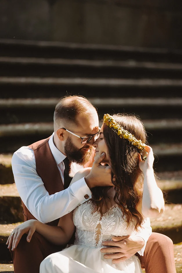 Sesja ślubna, sesja Pszczyna, fotograf ślubny, kamerzysta na wesele, dj na wesele, pozy dla pary, fotograf na wesele, park w Pszczynie, sesja w lesie, sesja w parku, sala weselna Pszczyna
