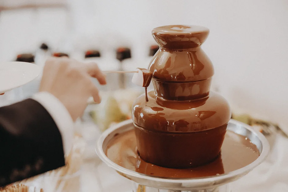 lenerowa ceremonia pod błękitnym niebem, wejście Pary Młodej wśród kwiatów, ikoniczny Cadillac Sedan DeVille przed pałacem, pałacowe wnętrza pełne blasku.