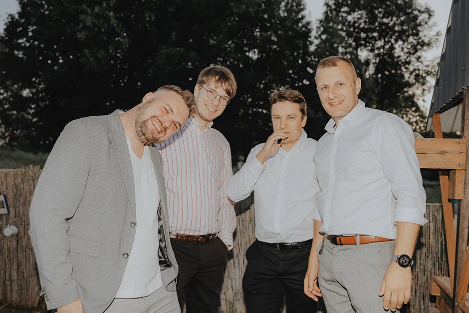 Fotograf Kraków, reportaż ślubny z sali weselnej w Małopolsce, styl rustykalny, kamerzysta, wedding content creator Kraków