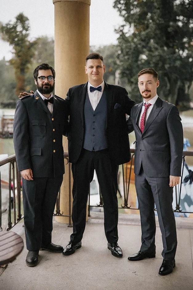 Zapinanie marynarki i dodatki ślubne