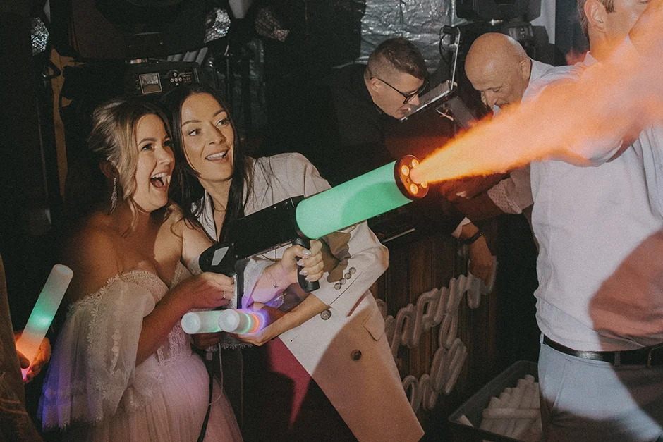 Fotograf Kraków, reportaż ślubny z sali weselnej w Małopolsce, styl rustykalny, kamerzysta, wedding content creator Kraków