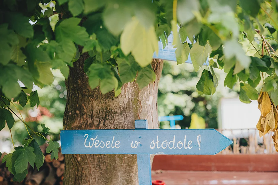 Fotograf Kraków, reportaż ślubny z sali weselnej w Małopolsce, styl rustykalny, kamerzysta, wedding content creator Kraków