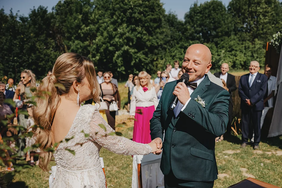 Fotograf Kraków, reportaż ślubny z sali weselnej w Małopolsce, styl rustykalny, kamerzysta, wedding content creator Kraków