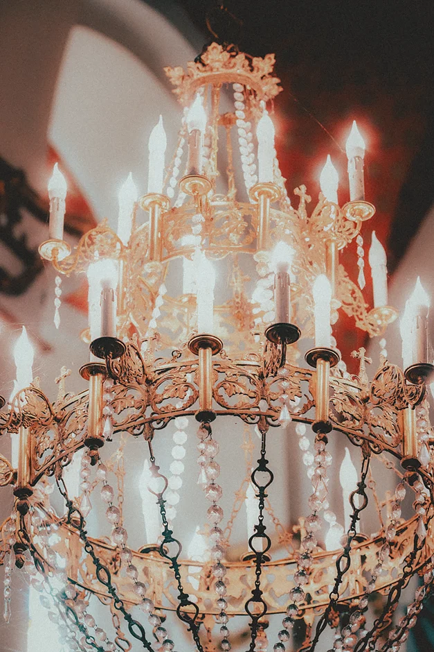 Ceremonia ślubna w Sanktuarium św. Józefa w Częstochowie – wzruszający moment przysięgi.