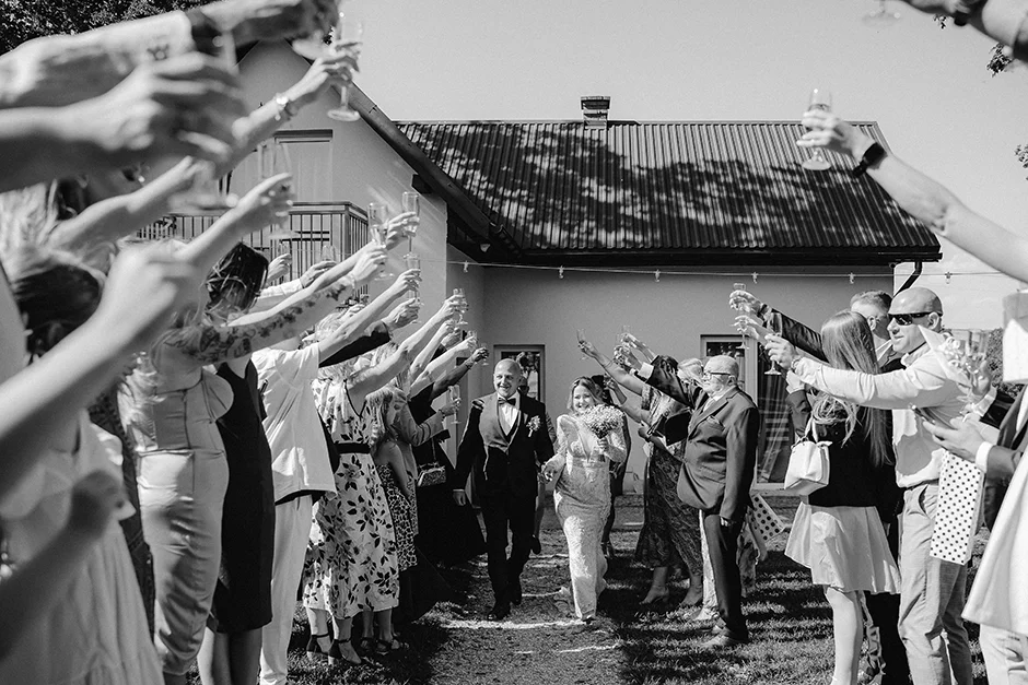 Fotograf Kraków, reportaż ślubny z sali weselnej w Małopolsce, styl rustykalny, kamerzysta, wedding content creator Kraków