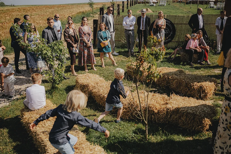 Fotograf Kraków, reportaż ślubny z sali weselnej w Małopolsce, styl rustykalny, kamerzysta, wedding content creator Kraków