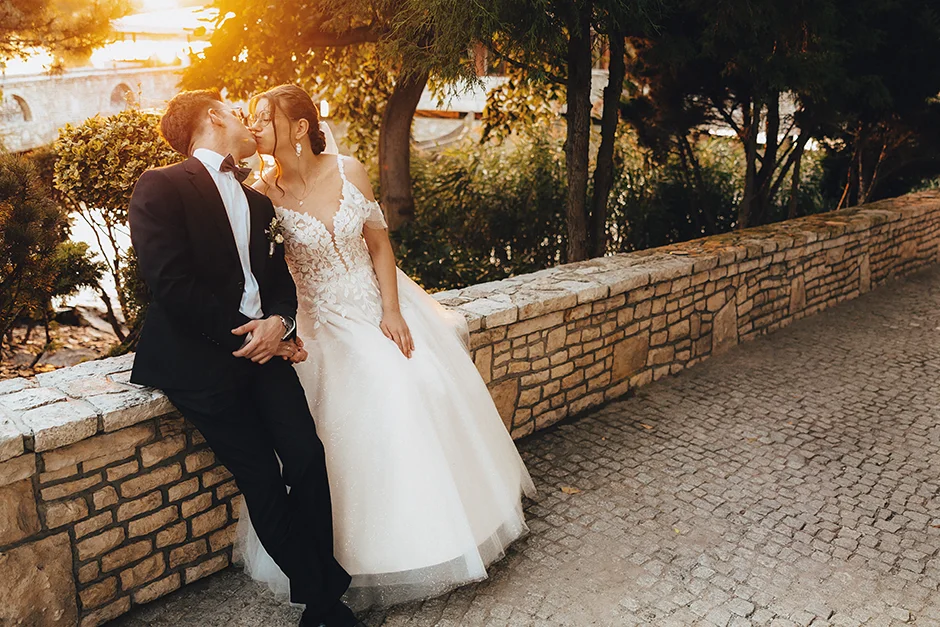 Fotografia ślubna przedstawiająca naturalne emocje i detale z dnia ślubu