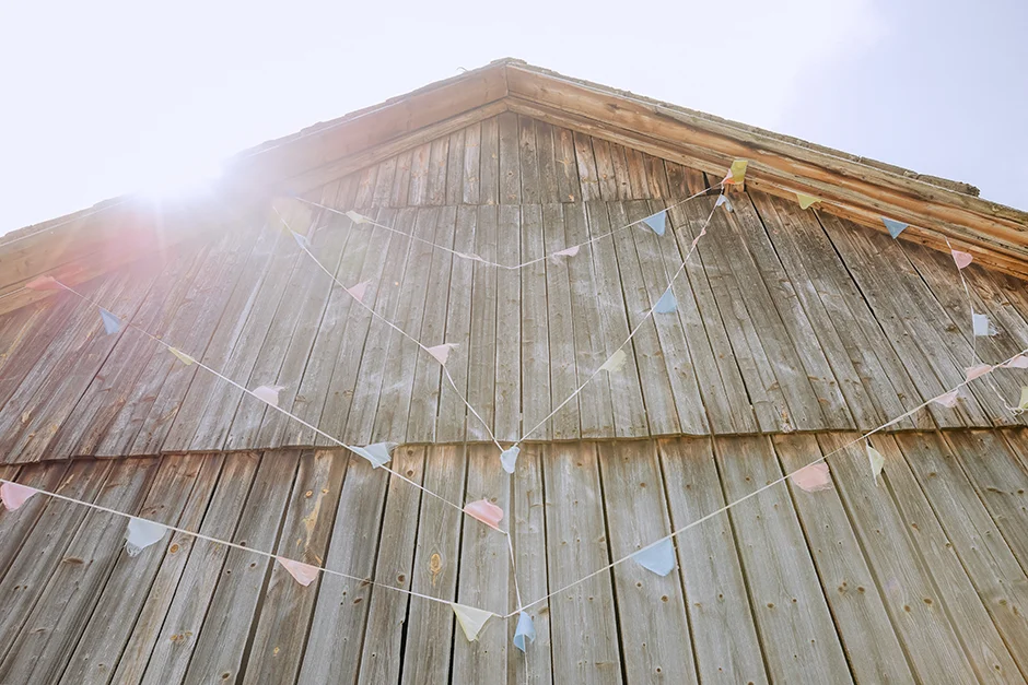 Fotograf Kraków, reportaż ślubny z sali weselnej w Małopolsce, styl rustykalny, kamerzysta, wedding content creator Kraków