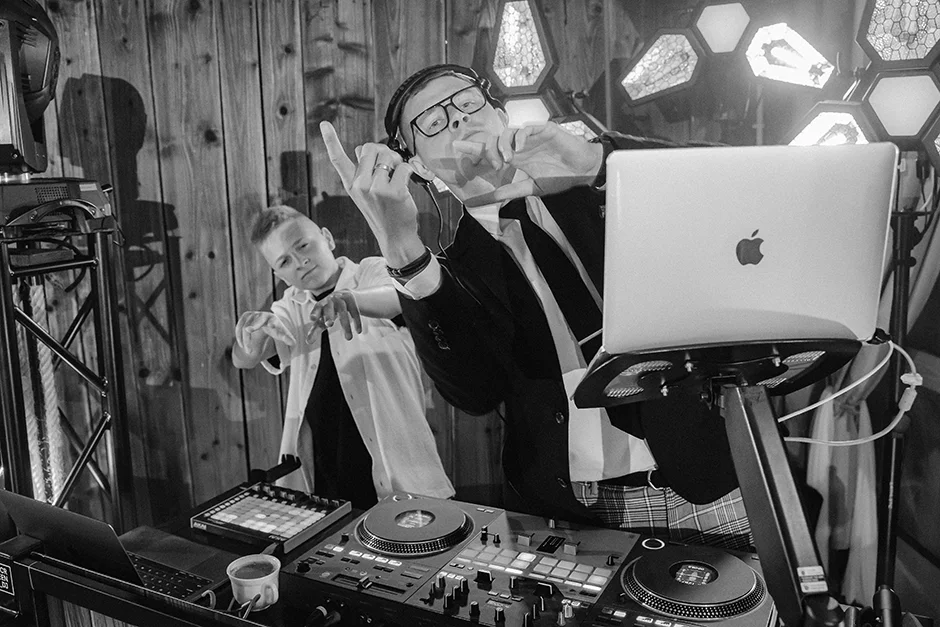 Fotograf Kraków, reportaż ślubny z sali weselnej w Małopolsce, styl rustykalny, kamerzysta, wedding content creator Kraków