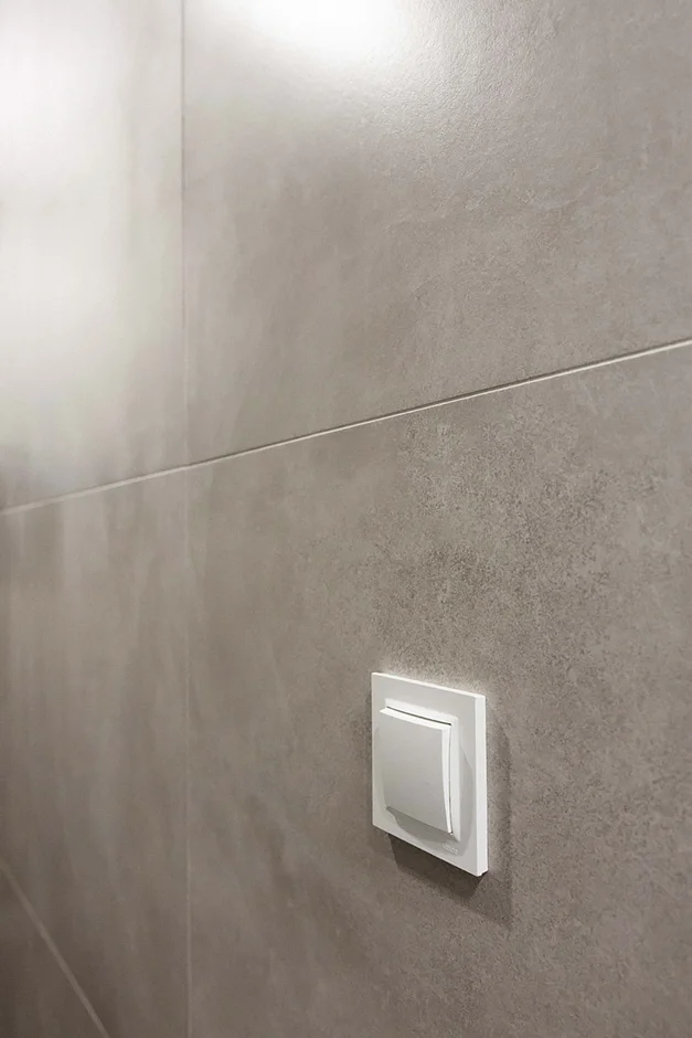 Nie musisz mieć apartamentu z katalogu, żeby pokazać swoje wnętrze z najlepszej strony. Czasem wystarczy dobre oko, światło i chwila cierpliwości. Takie zdjęcia nie tylko przyciągają uwagę – one sprawiają, że ktoś zaczyna wyobrażać sobie swoje życie właśnie tu.