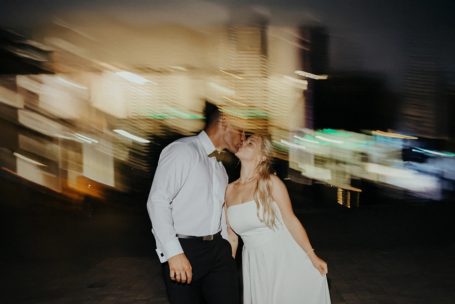 Romantyczna sesja nocna Pary Młodej, uchwycona przez fotografa ślubnego w Strzelcach Opolskich.