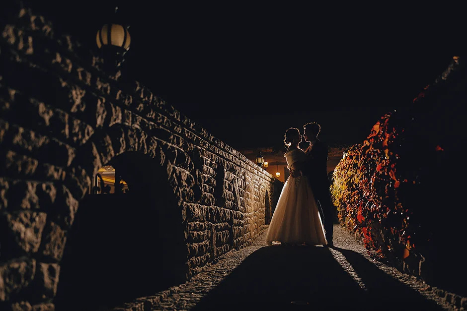 Fotografia ślubna przedstawiająca naturalne emocje i detale z dnia ślubu