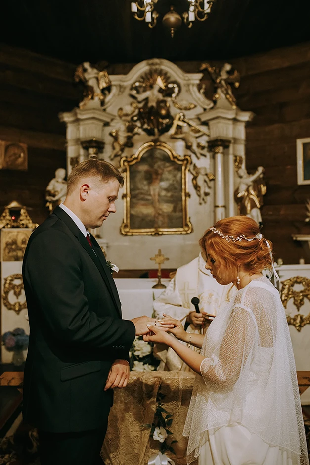 Sala weselna Istebna, Kościół Podwyższenia Krzyża Świętego, Wesele Po Zbóju, Plener ślubny Istebna, fotograf na ślub Istebna, wesele Dwór Kukuczka Restauracja, wesele Halniakowy Dwór, wesele Karczma Olza, wesele Złoty Groń, wesele Kompleks Zagroń, fotograf Studio Beskid, fotograf Natalia Pilch, fotograf Bartłomiej Zając, sala weselna Cieszyn, fotograf ślub Cieszyn